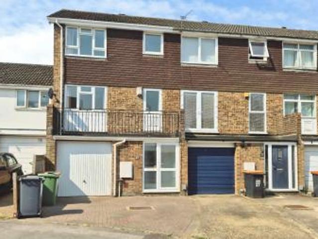 4 bedroom Terraced House To Let