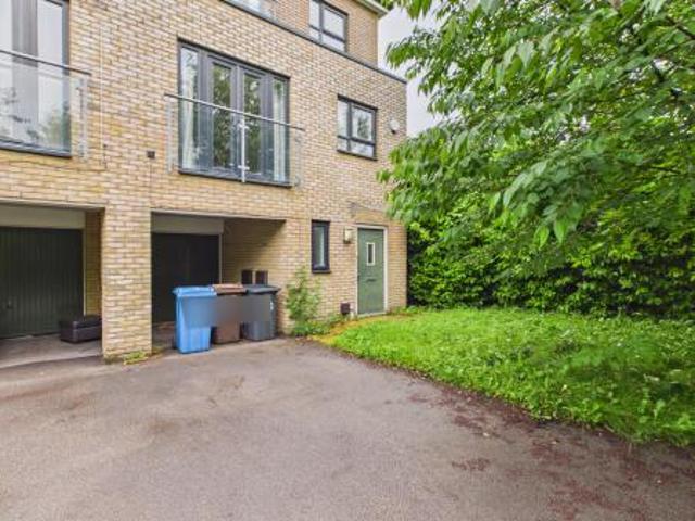 4 bedroom Terraced House To Let