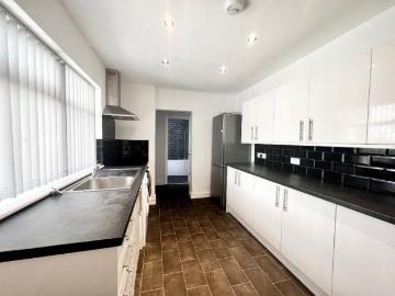 4 bedroom Terraced House To Let