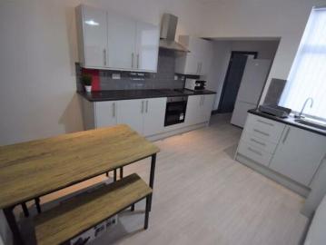 4 bedroom Terraced House To Let