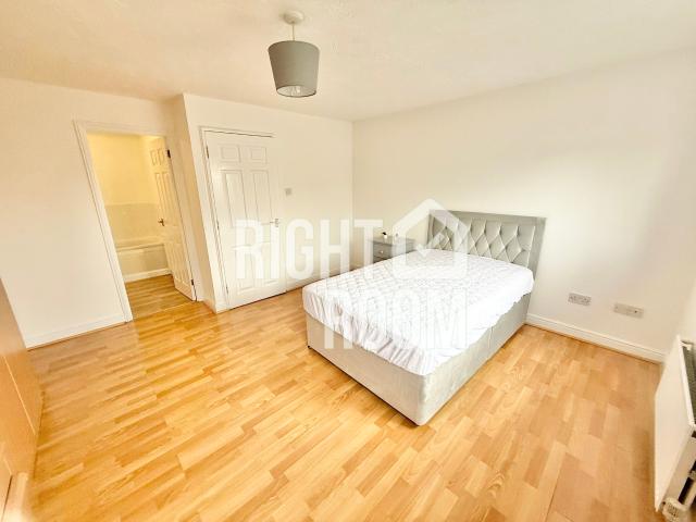 4 bedroom Terraced house to let 4 Bed House, Grimsby Grove, London E16