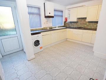 4 bedroom Terraced House To Let