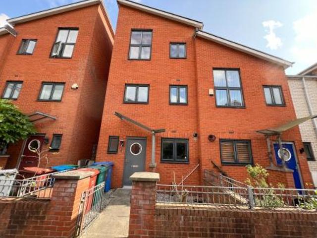 4 bedroom Terraced House To Let