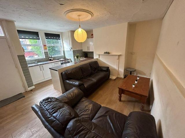 4 bedroom terraced house to rent