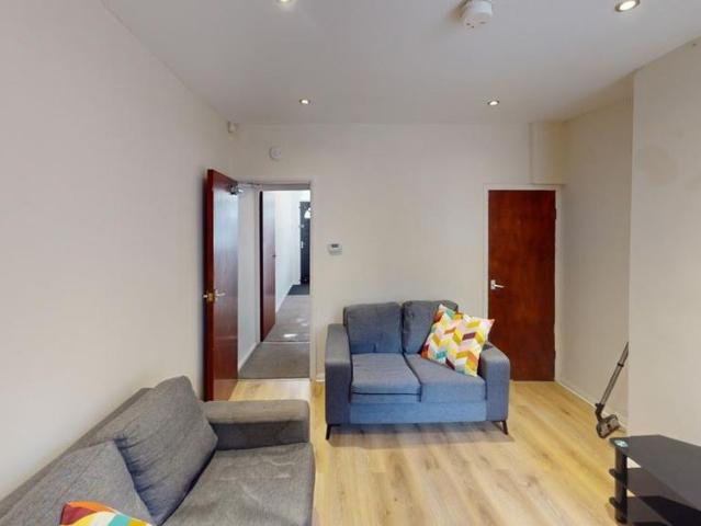 4 bedroom terraced house to rent