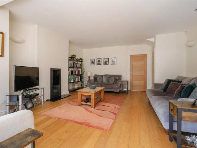4 bedroom terraced house to rent