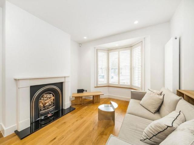 4 bedroom terraced house to rent