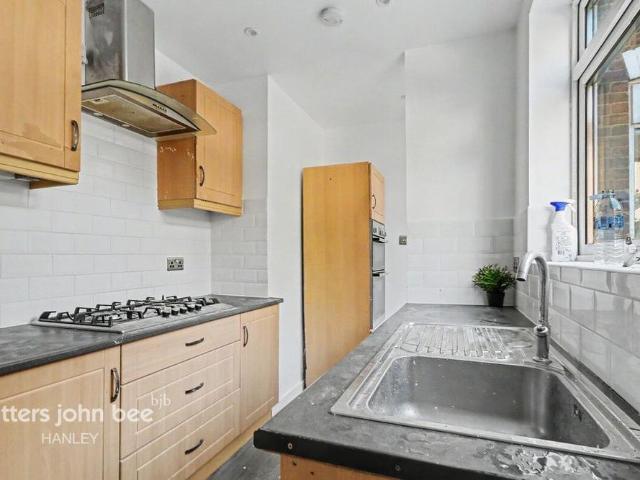 4 bedroom terraced house to rent