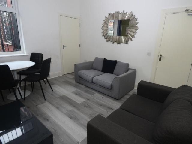 4 bedroom terraced house to rent