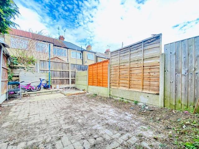 4 bedroom terraced house to rent