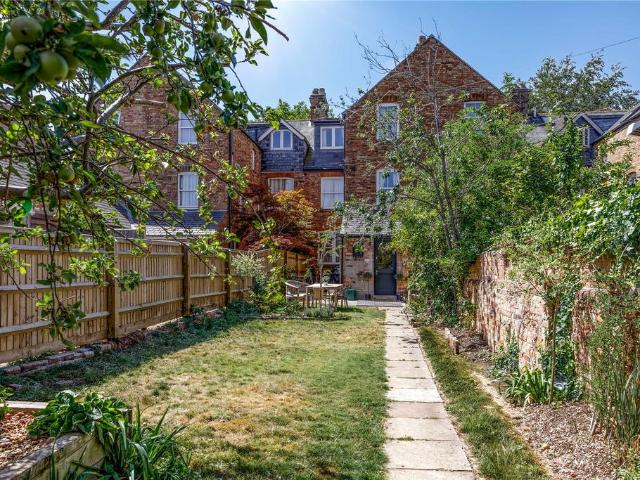 5 bedroom terraced house to rent