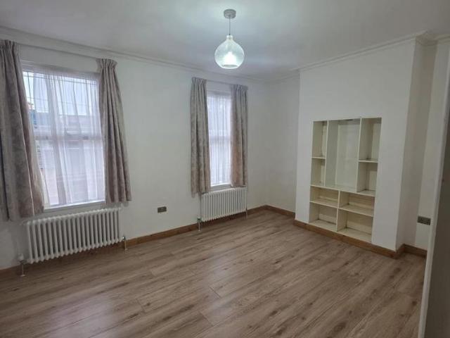4 bedroom terraced house to rent