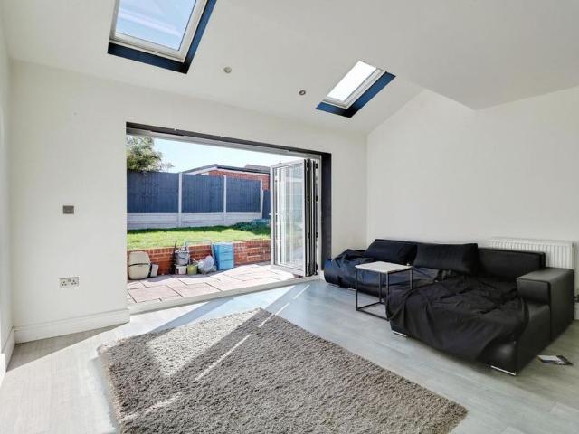 4 bedroom terraced house to rent