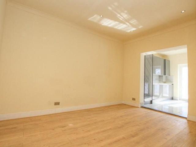 4 bedroom terraced house to rent