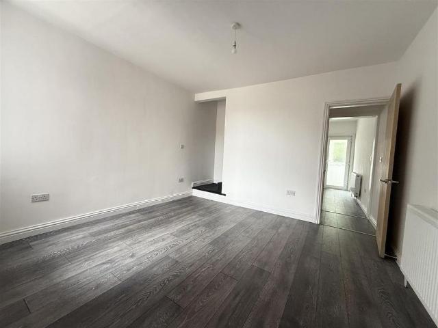 4 bedroom terraced house to rent