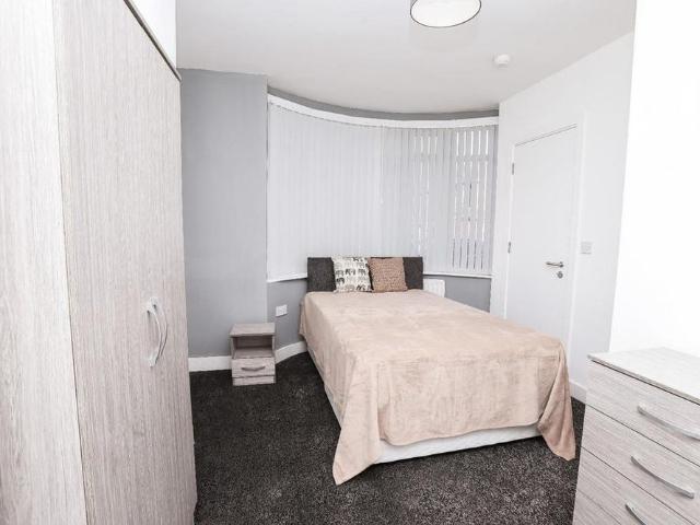 4 bedroom terraced house to rent