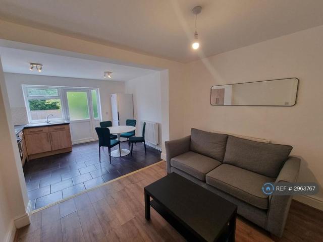 4 bedroom terraced house to rent