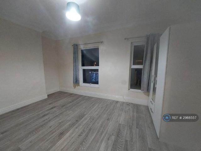 4 bedroom terraced house to rent