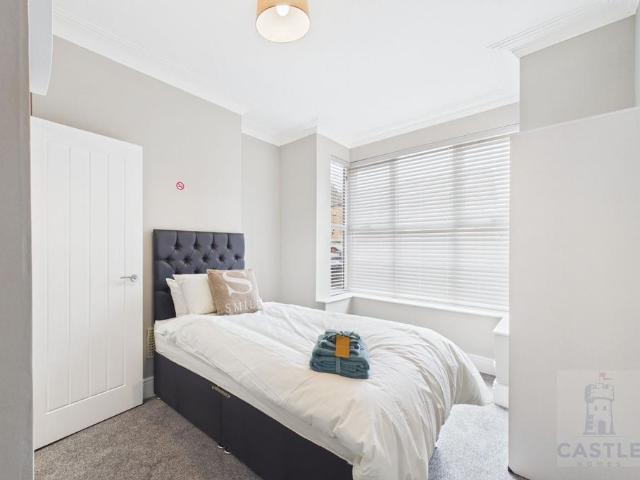 4 bedroom terraced house to rent