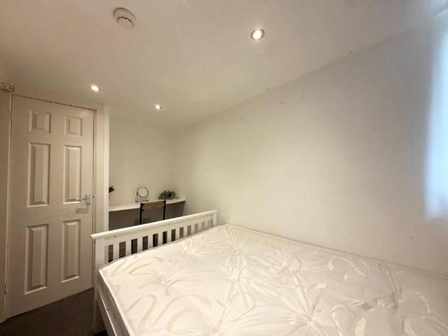 4 bedroom terraced house to rent