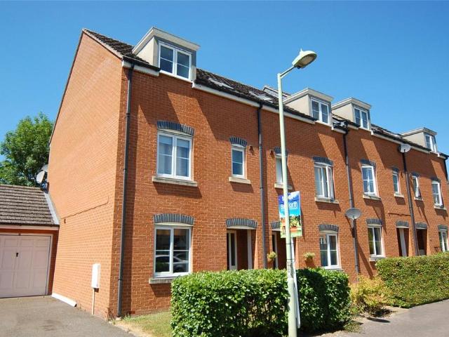 4 bedroom end of terrace house to rent