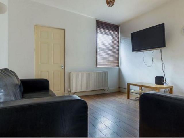 4 bedroom terraced house to rent