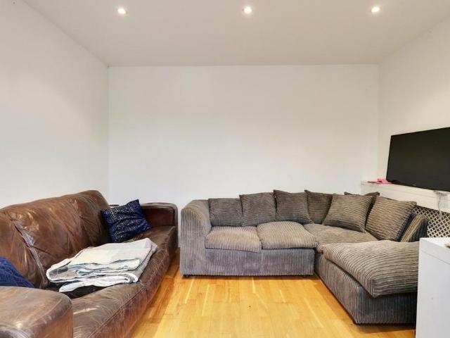 4 bedroom terraced house to rent