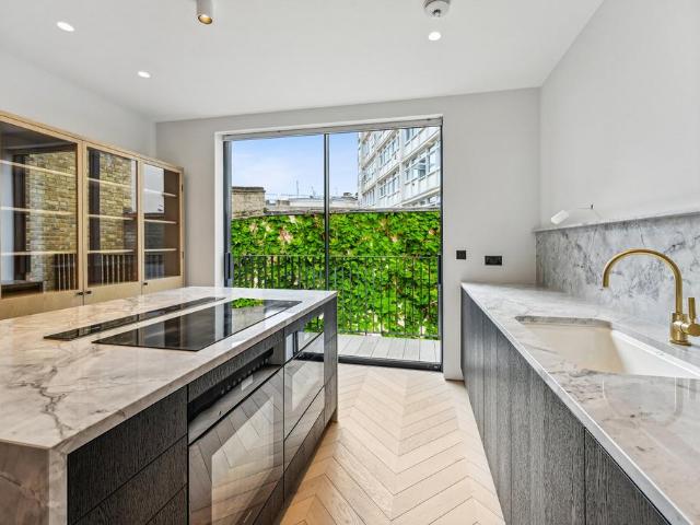 4 bedroom terraced house to rent
