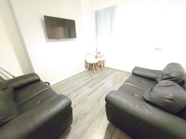 4 bedroom terraced house to rent