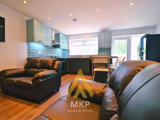 4 bedroom terraced house to rent