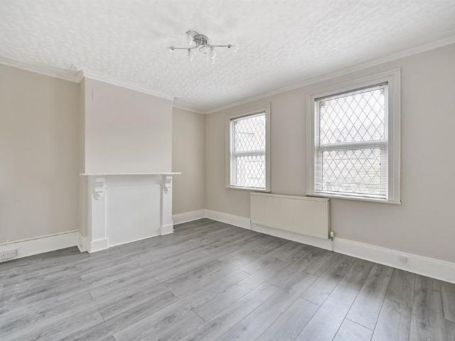 4 bedroom terraced house to rent