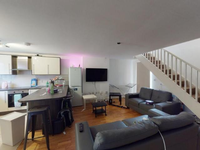 4 bedroom terraced house to rent