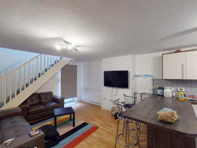 4 bedroom terraced house to rent
