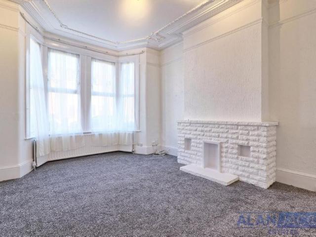 4 bedroom terraced house to rent