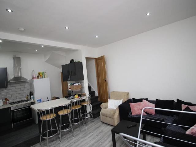 4 bedroom terraced house to rent