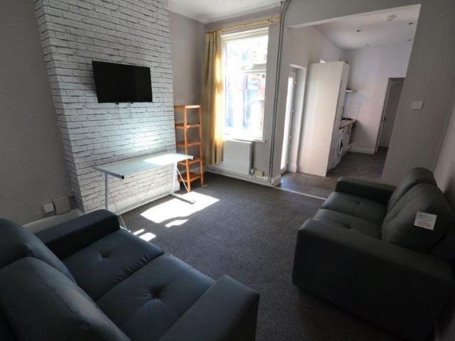 4 bedroom terraced house to rent