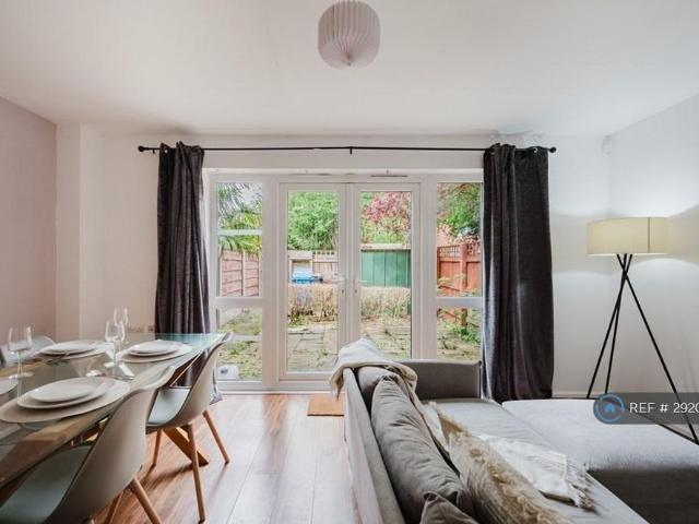 4 bedroom terraced house to rent