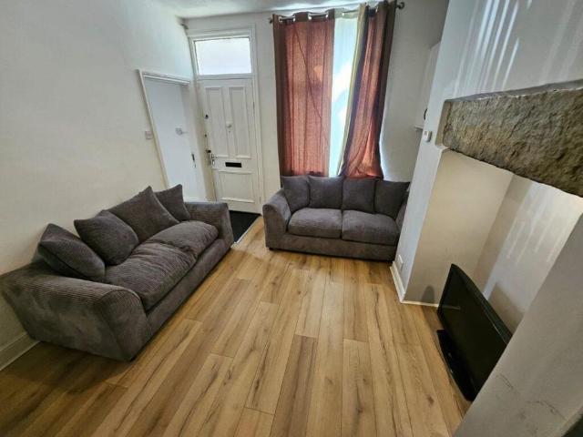 4 bedroom terraced house to rent