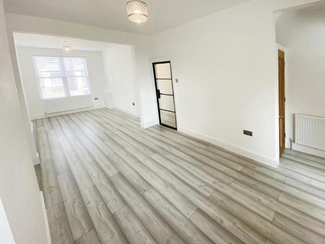 4 bedroom terraced house to rent