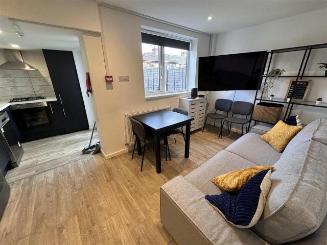 4 bedroom terraced house to rent
