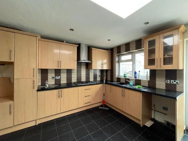 4 bedroom terraced house to rent