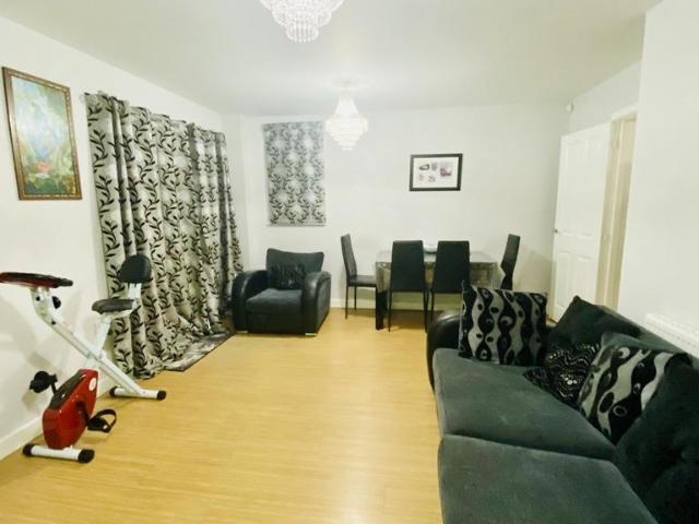 4 bedroom terraced house to rent