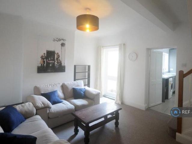 4 bedroom terraced house to rent