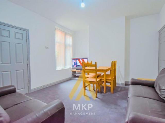 4 bedroom terraced house to rent