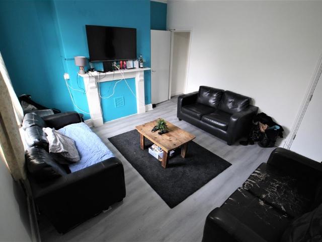 4 bedroom terraced house to rent