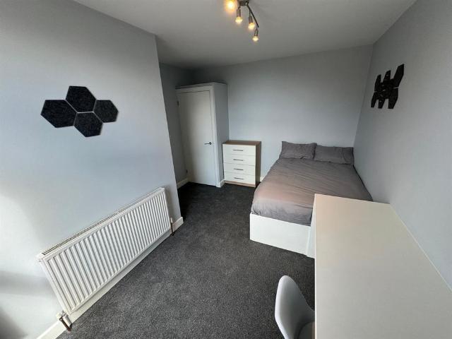 4 bedroom terraced house to rent