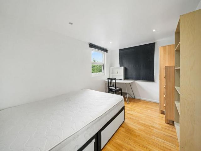 4 bedroom terraced house to rent
