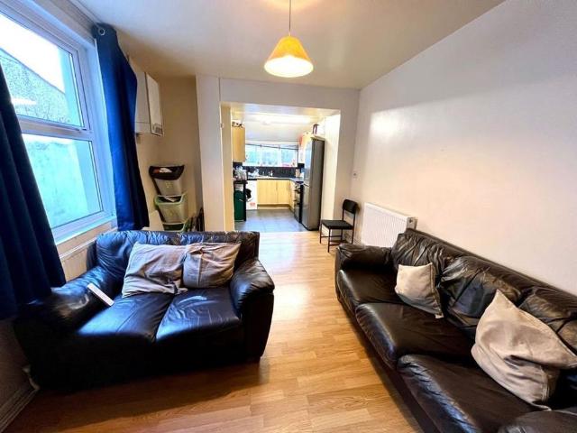 4 bedroom terraced house to rent