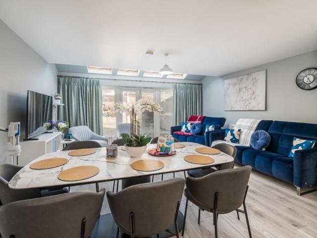 4 bedroom terraced house to rent