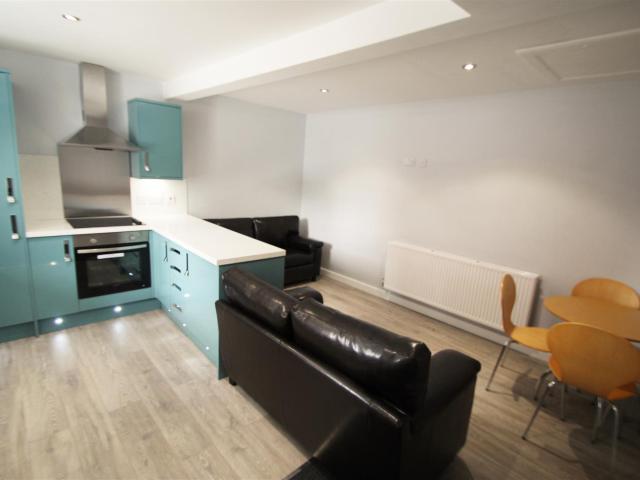 4 bedroom terraced house to rent